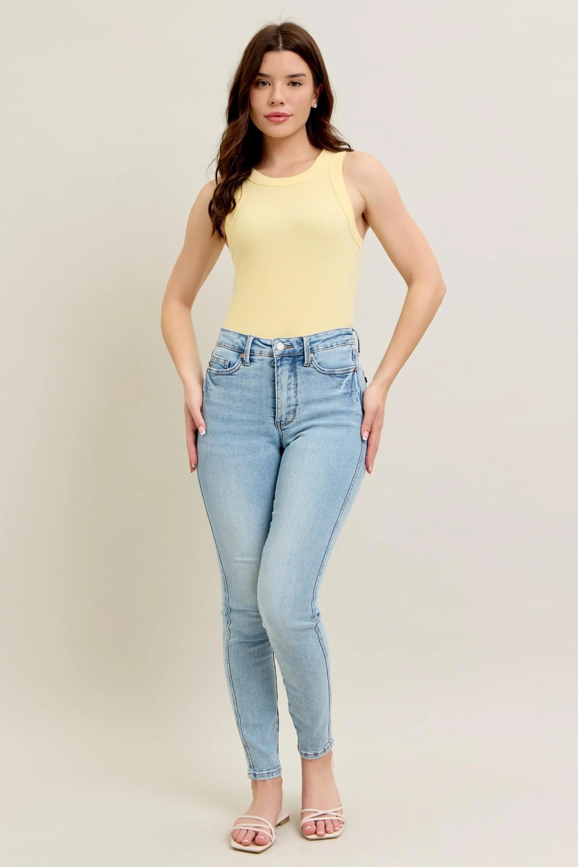 Model wearing Judy Blue jeans in vintage wash.