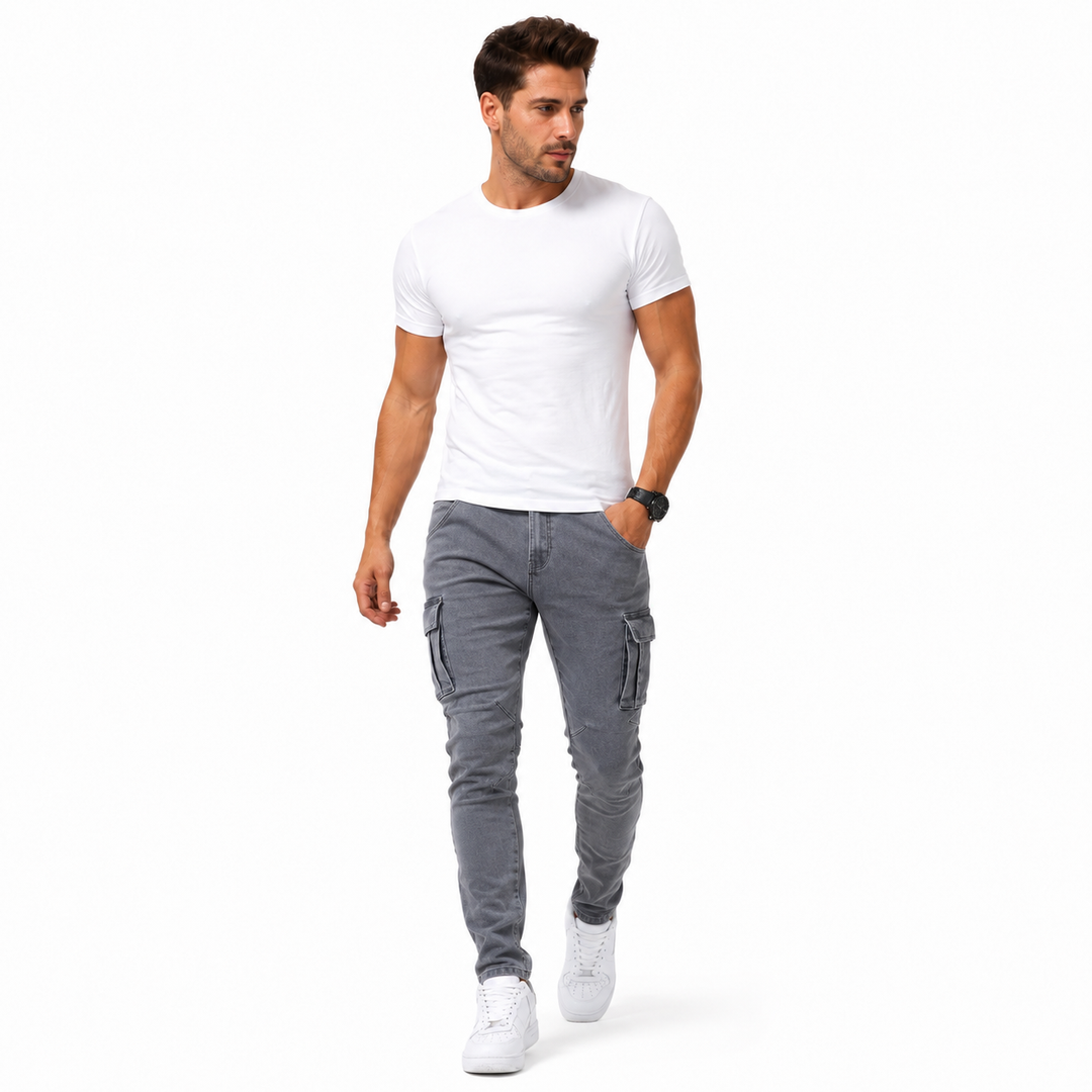 Men’s cargo jeans in stretch denim with pocket detail and sharp casual silhouette