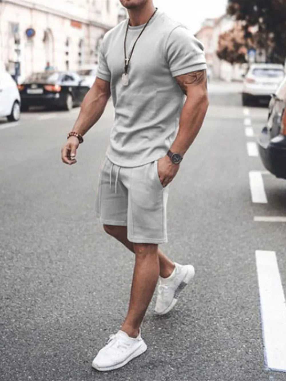 Elastic waistband shorts with functional pockets

