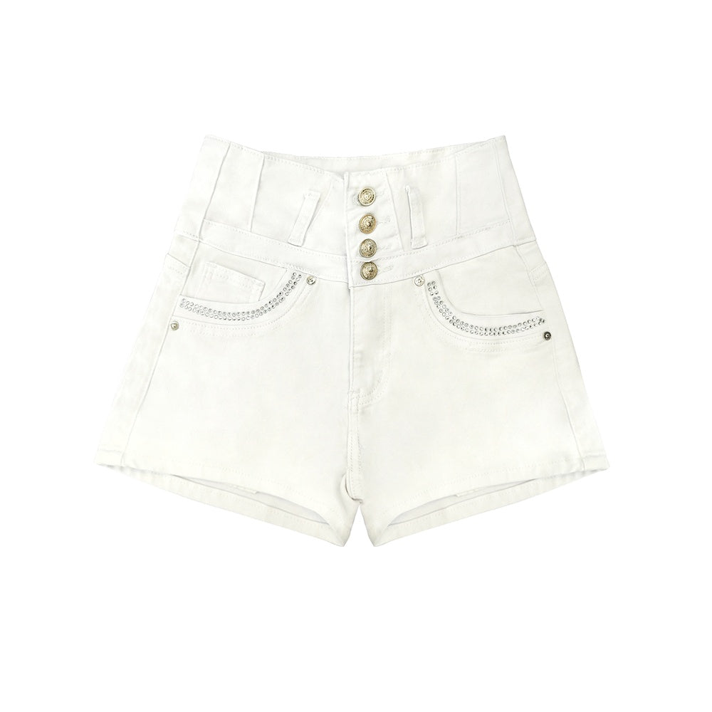 Casual chic daytime outfit with white high waist bling shorts and sneakers

