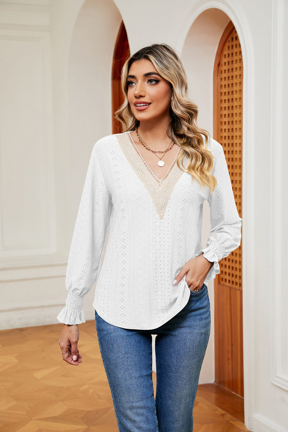Casual jeans and our blouse: weekday essential meets weekend ease.

