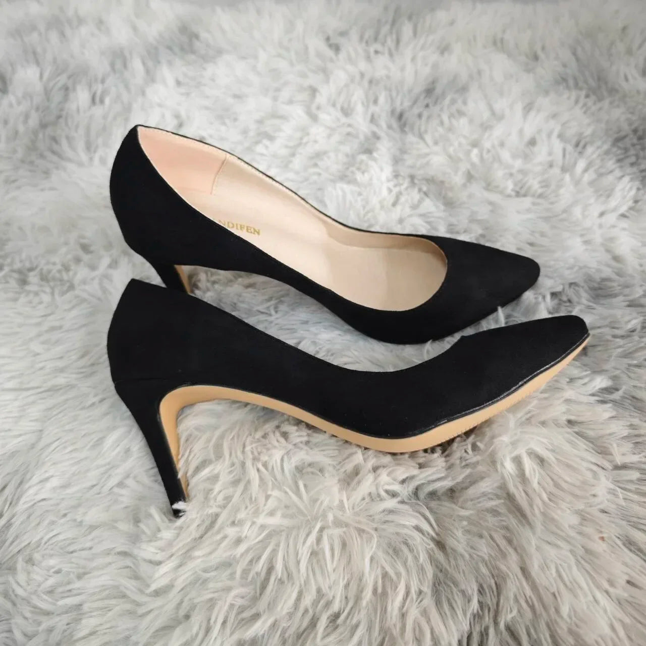 Classic pumps in faux suede – chic pointed toe stilettos