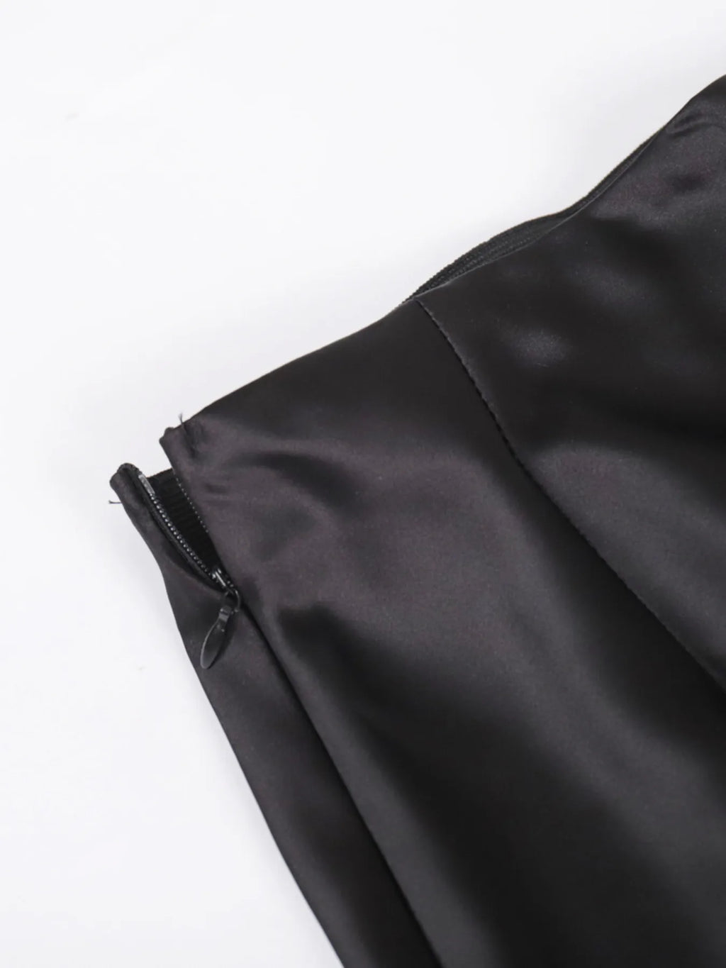 Close shot of machine-wash care label, emphasizing easy maintenance on the High-Waisted Maxi Skirt.

