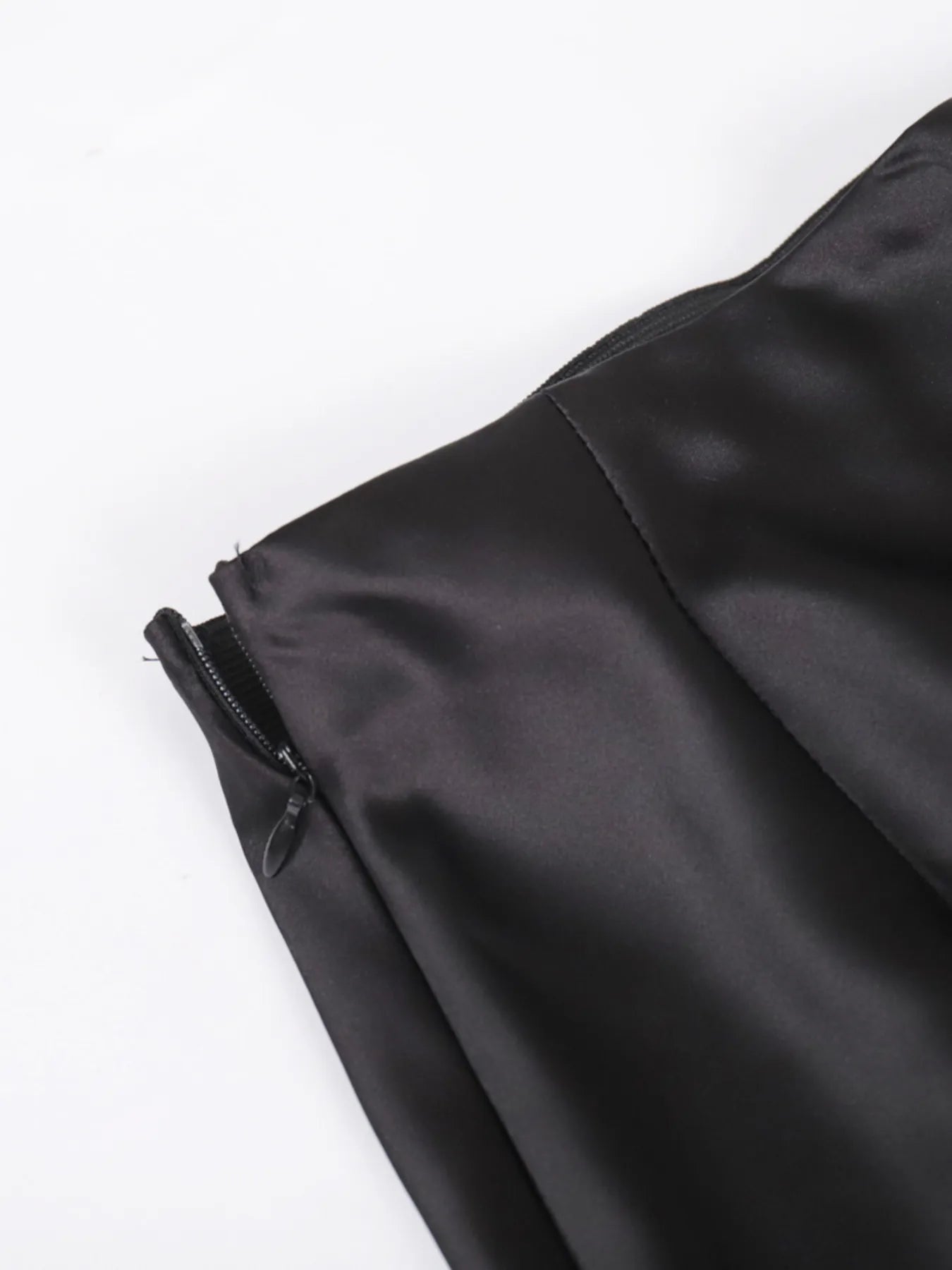 Close shot of machine-wash care label, emphasizing easy maintenance on the High-Waisted Maxi Skirt.

