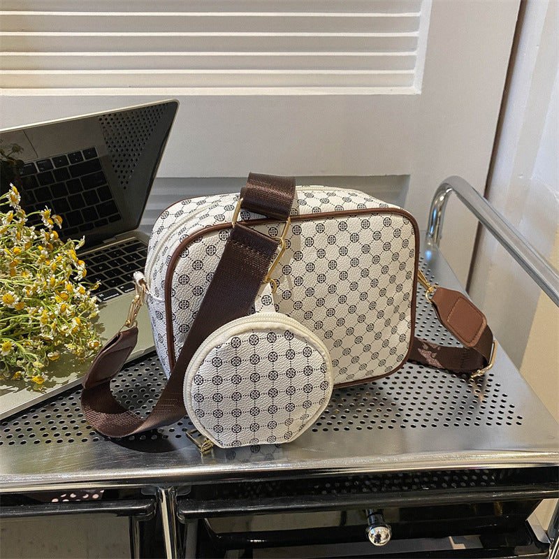 Elegant plaid crossbody with 3D pocket effect, PU leather, zipper closure, single strap, compact roomy, clean urban finishes.