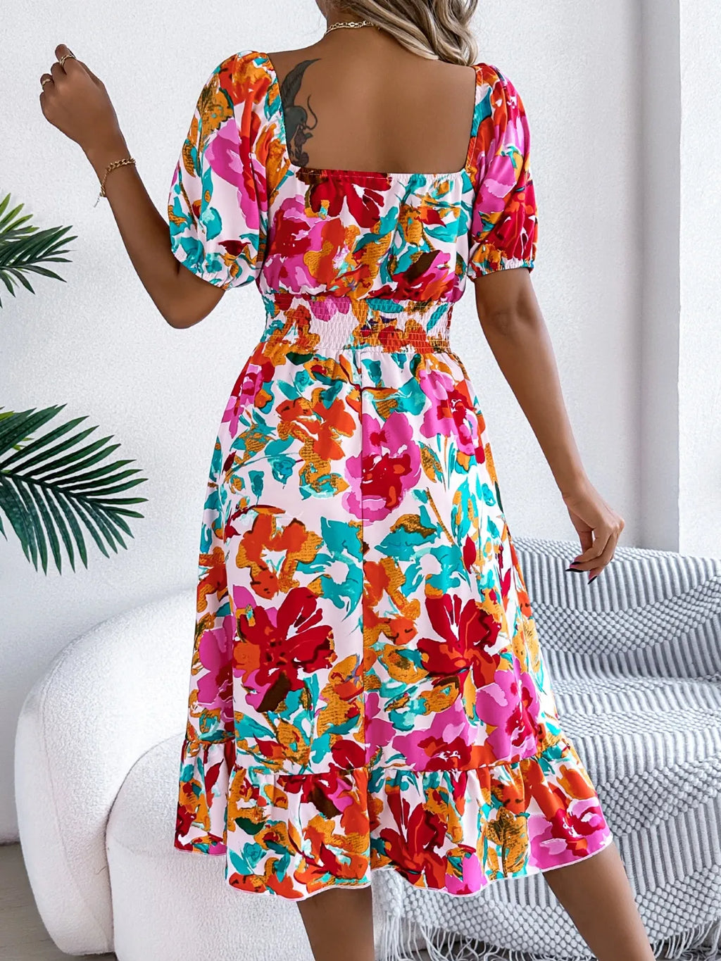 Feminine floral dress with ruffles – brunch-ready style

