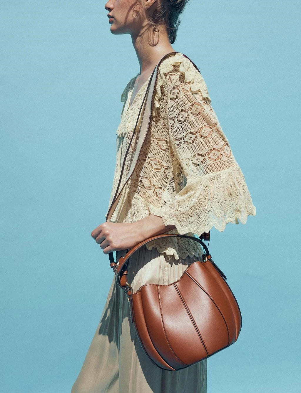 Four-season bucket bag for travel and city life