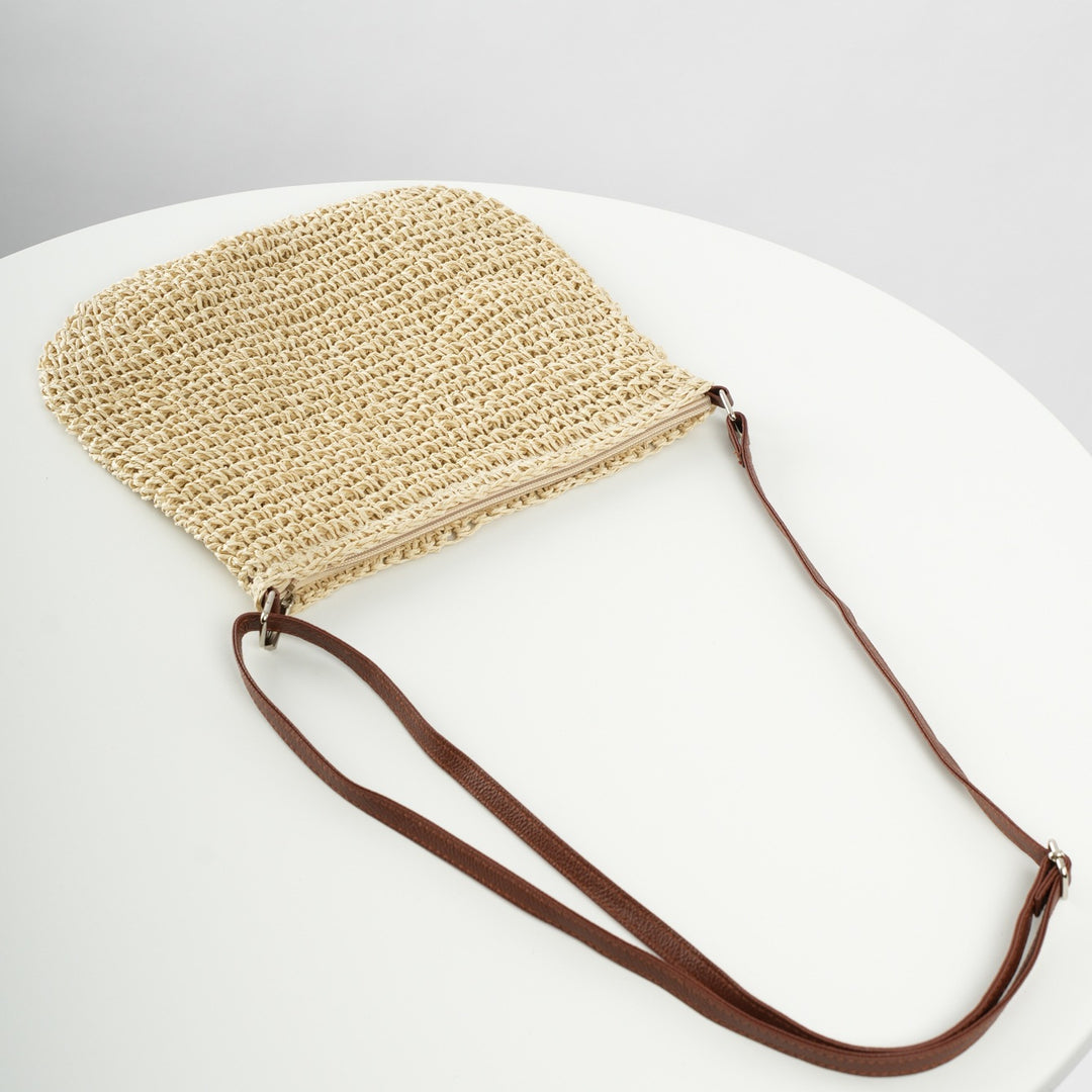 Minimalist vacation straw tote – woven texture, modern lines
