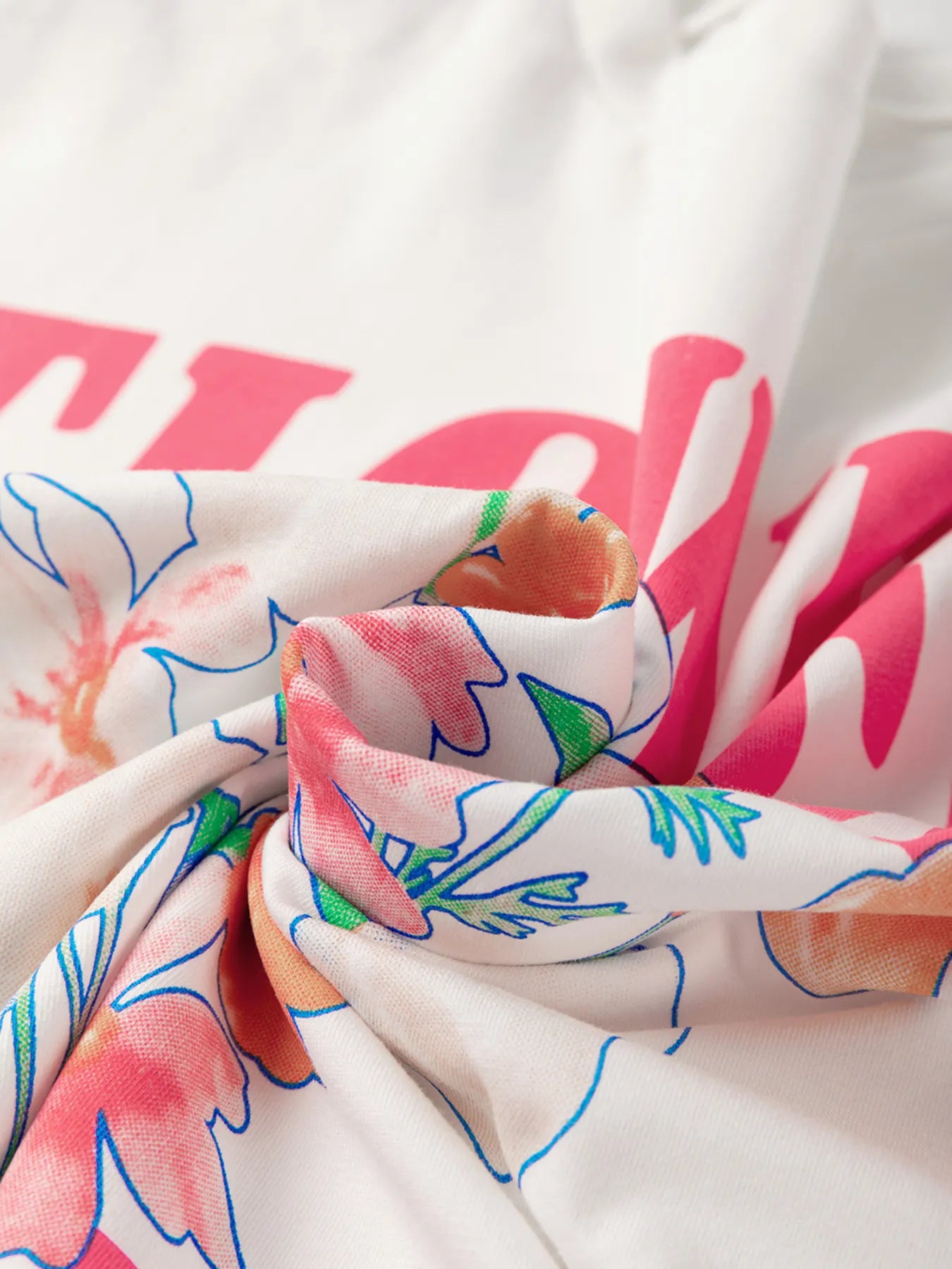 Modern round-neck Flower Market T-Shirt - style meets comfort