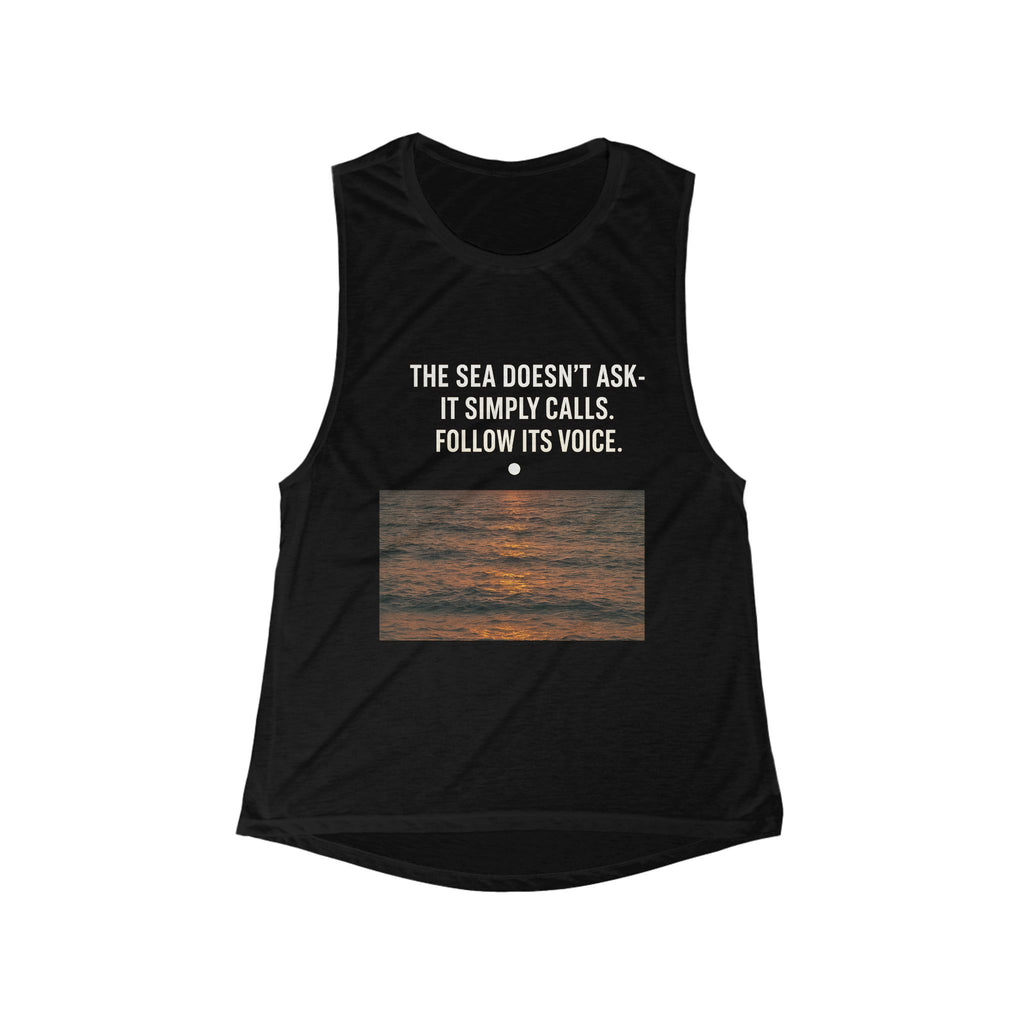 Side-seamed women’s tank top with relaxed fit – ideal for yoga or beach.

