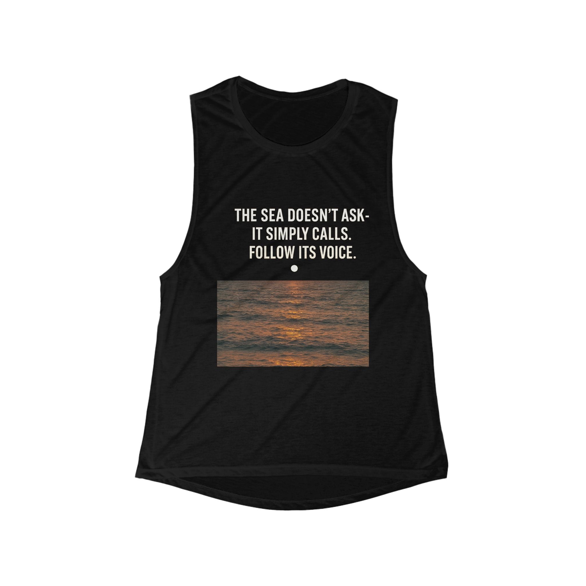 Side-seamed women’s tank top with relaxed fit – ideal for yoga or beach.


