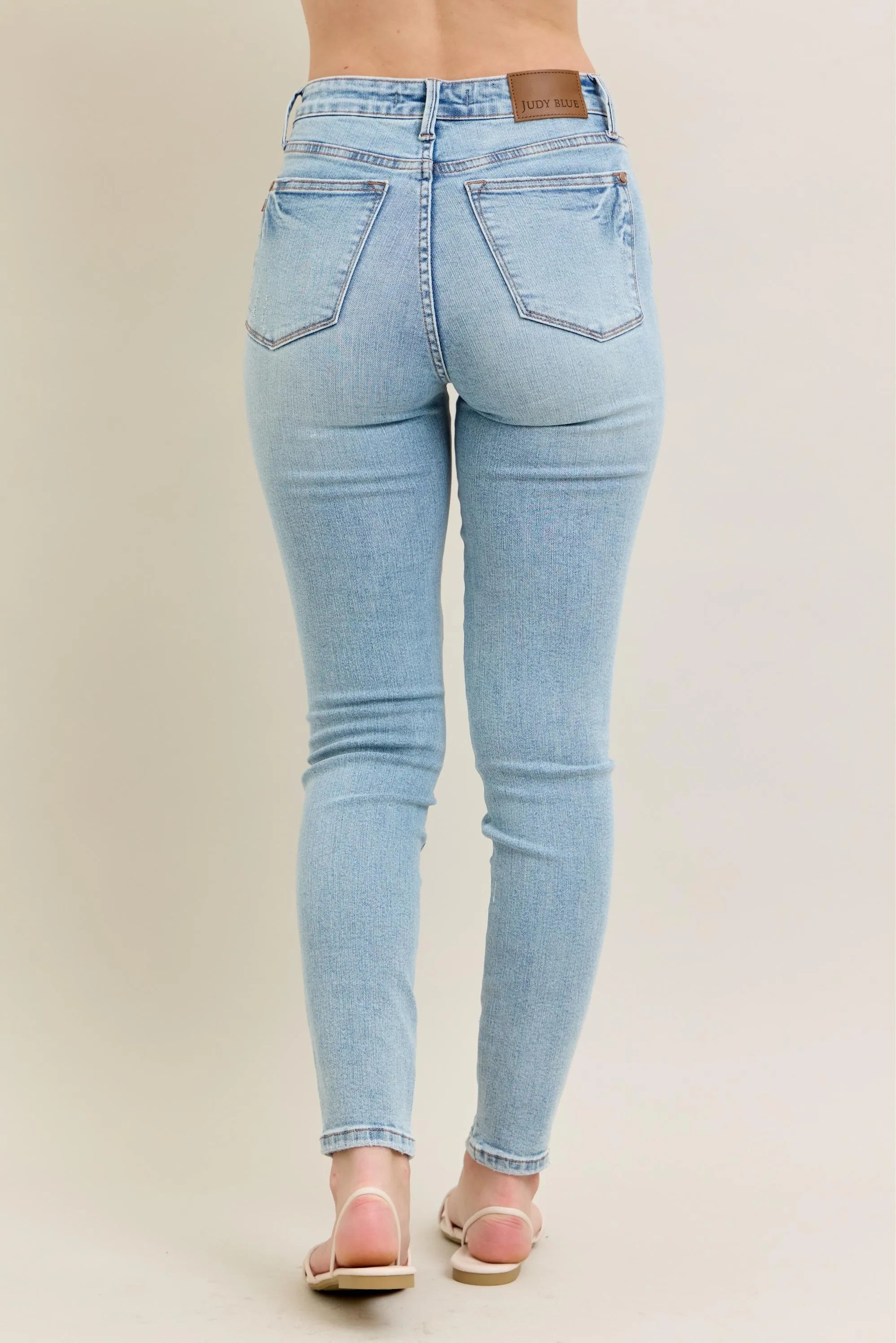 Smart casual look with skinny jeans and blouse.

