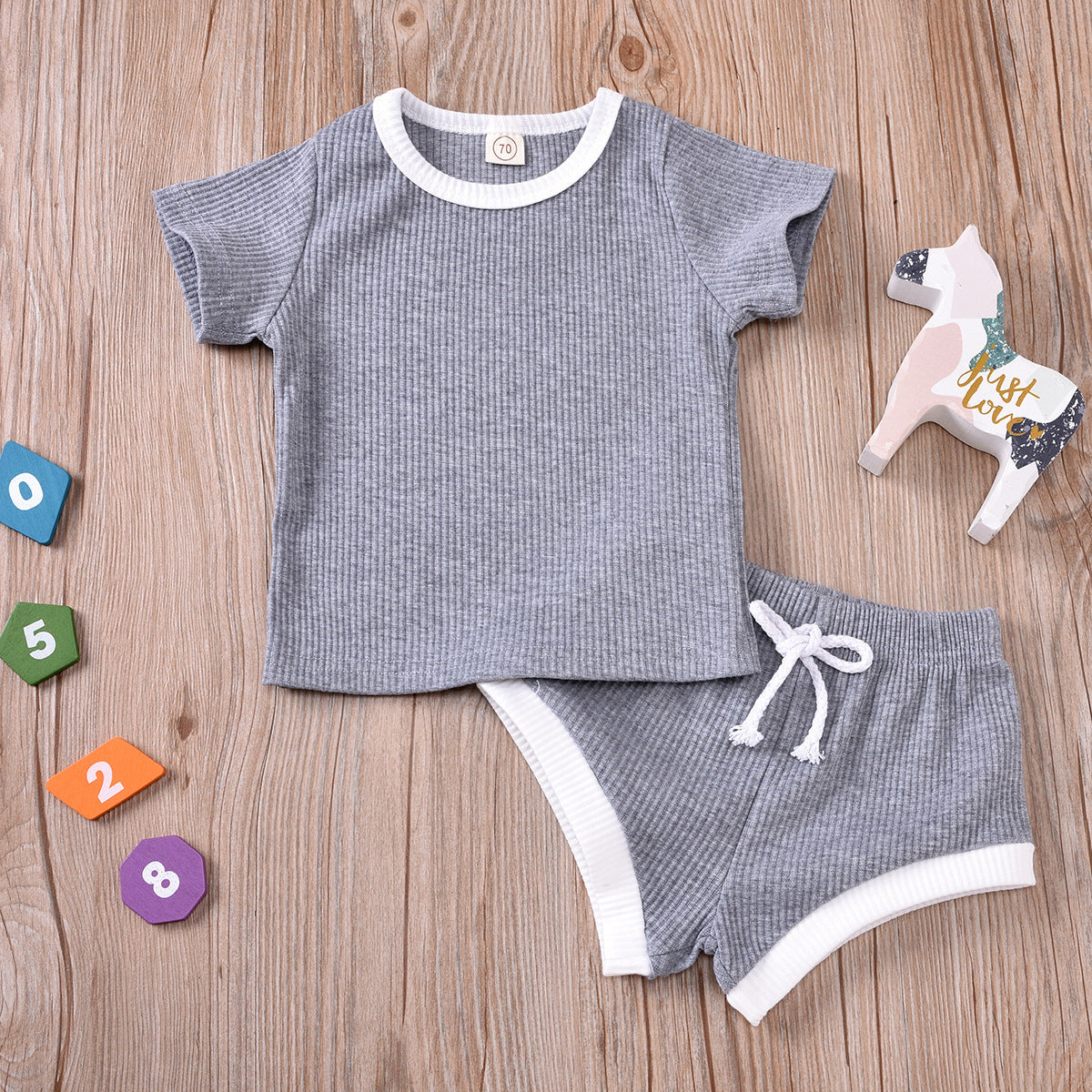 Soft texture highlight of the 95% cotton main fabric in infant two-piece set.
