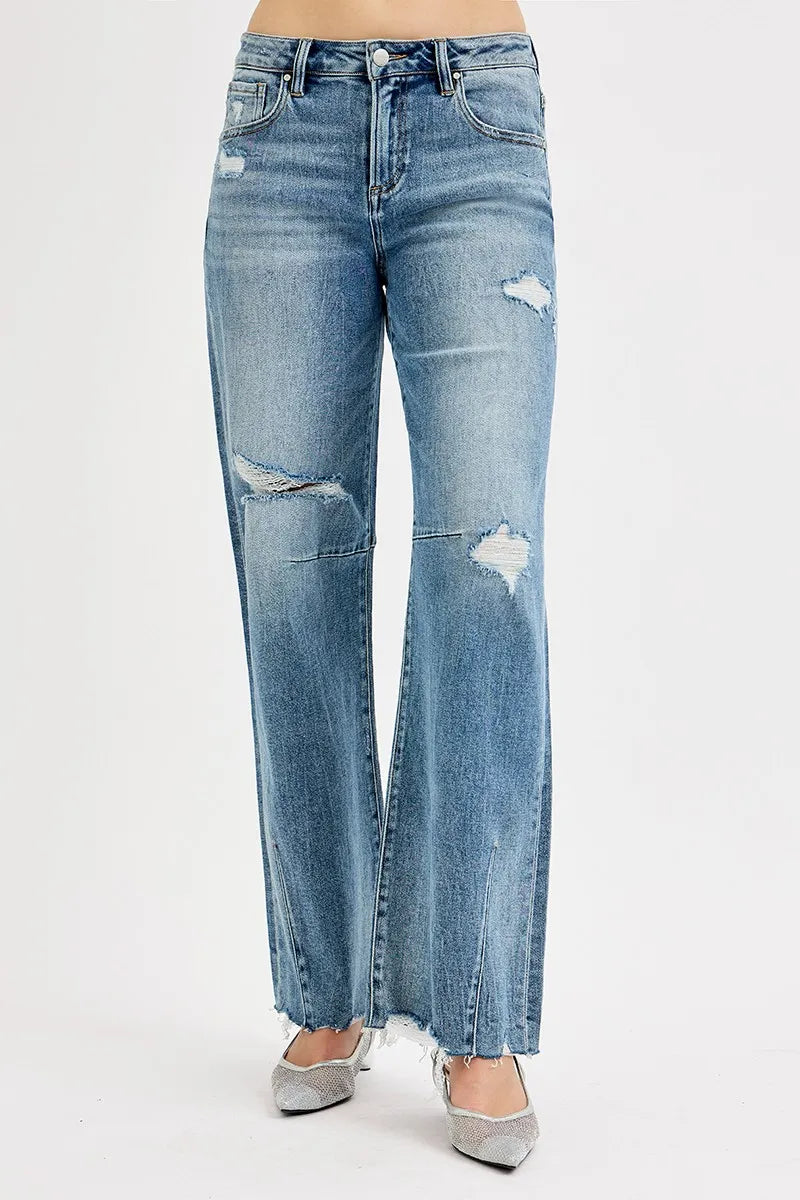 Tie-washed wide leg jeans – full outfit with sneakers