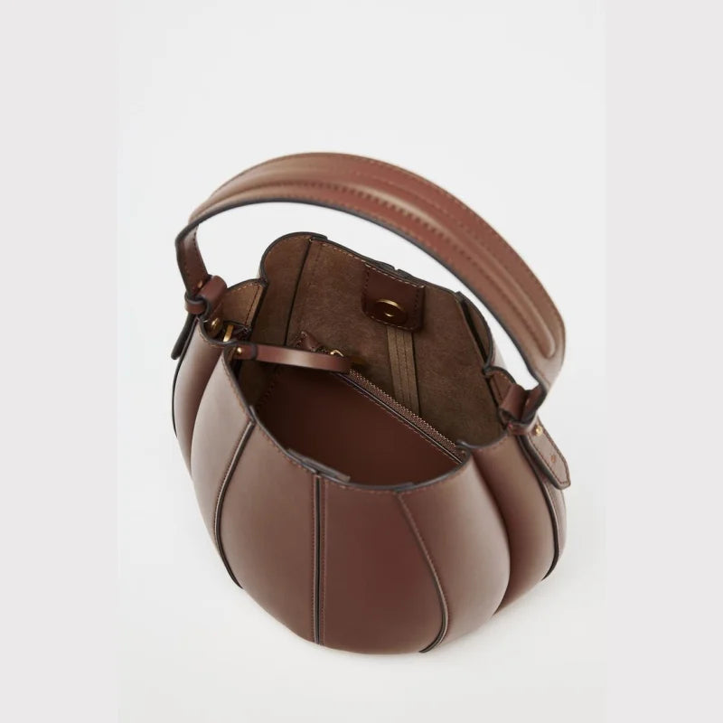 Travel-ready Bucket Bag – 24×13.5×18 cm with interior zipper pocket