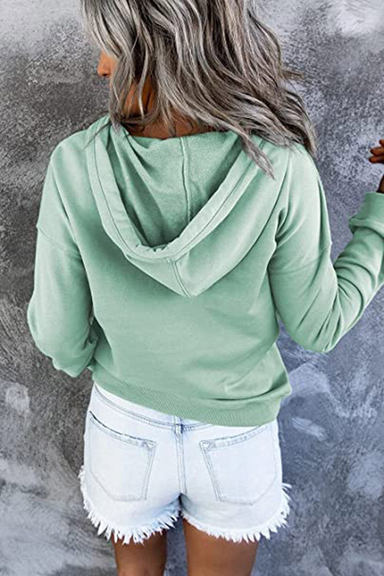 Women’s Hoodie – Black Minimal Look with Jeans

