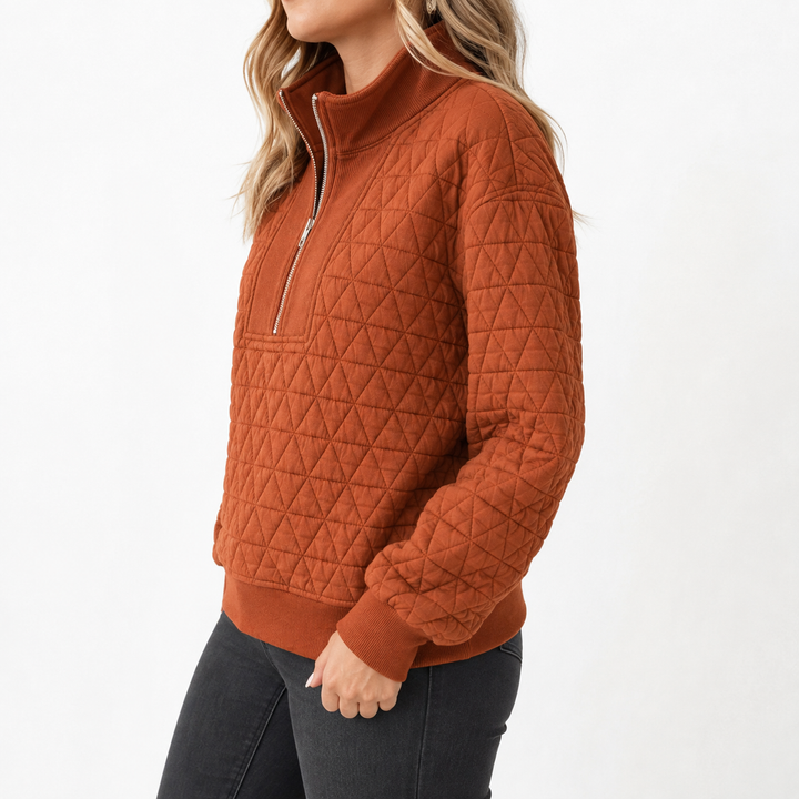 Side fit view of the Caramel quilted half-zip sweatshirt, highlighting the relaxed shape, sleeves, and ribbed finish.